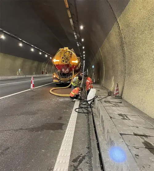 灵石隧道排水渠清淤